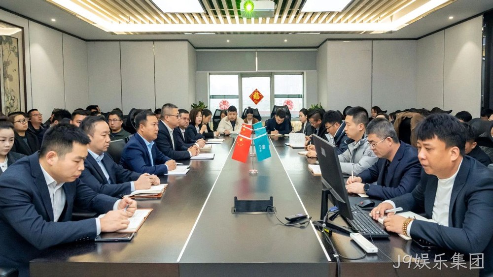 在泸州老窖“中国第一窖”石刻前打卡留念  J9娱乐集团将继续秉持开放合作的态度，与业界同仁共同探索中国白酒的新高度，共绘酒业美好蓝图，全力打造产品质量更优、品牌影响力更大的现代化白酒企业。