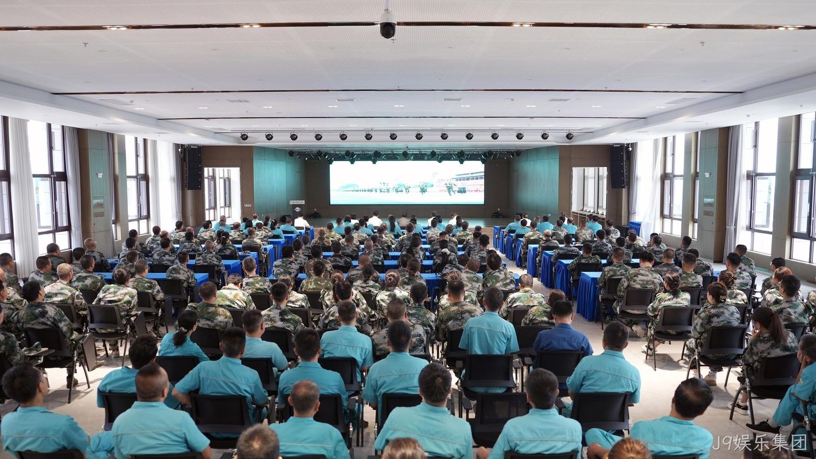J9娱乐集团组织全体员工观看抗战胜利80周年阅兵仪式
