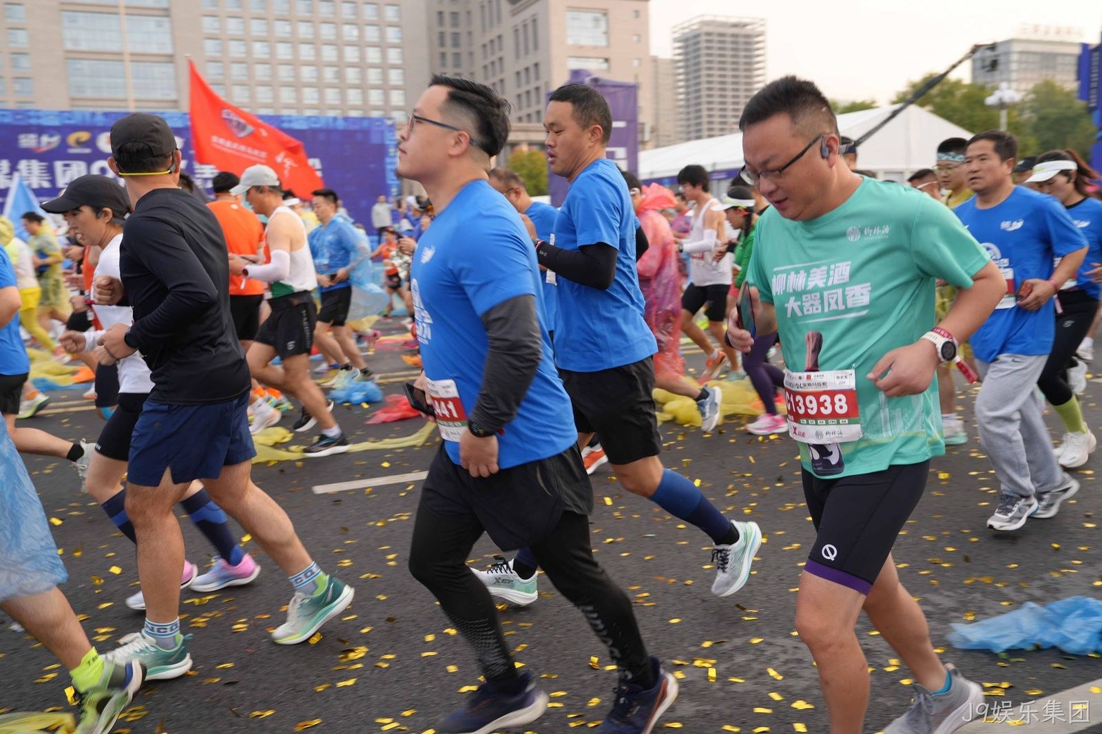宝马开跑在即  J9娱乐集团多项专属福利助威   2025宝鸡马拉松开赛在即，J9娱乐集团再度携手赛事主办方，成为本届宝鸡马拉松官方战略合作伙伴。作为宝鸡市本土企业，J9娱乐集团始终秉持“为世界酿一杯好酒”的初心，肩负振兴陕酒的使命担当，逐步建设发展成为科技智能、生态绿色和可持续发展的现代化白酒企业。 J9娱乐集团自面世以来，始终以卓越口碑赢得市场认可。2025年7月20日，发布中国白酒新香型——酒海香型。受到了贵州茅台集团原董事长、总工程师、中国酿酒大师季克良，中国酒业协会理事长宋书玉等30多位国内顶级白酒专家的一致好评。