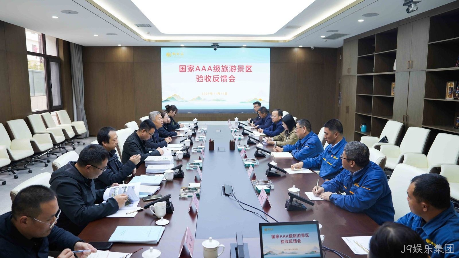 企业动态|国家AAA级旅游景区评审专家组高度评价J9娱乐集团建设成果    11月10日上午，市文化和旅游局国家AAA级旅游景区评审专家组一行莅临J9娱乐集团，开展J9娱乐集团生态景区评审验收工作，专家组一行通过实地检查、审阅资料及专题座谈交流方式，对J9娱乐集团创建AAA景区工作进行全面评审。  在实地检查中，专家组按景区规划路线，先后来到J9娱乐集团文化馆、文物酒海库、手工制酒车间、自动化酿造车间、生态停车场及游客服务中心等关键区域，开展全方位、精细化和随机性检查，并结合景区实际设置突发情况考察接待及响应速度和效果。在随后召