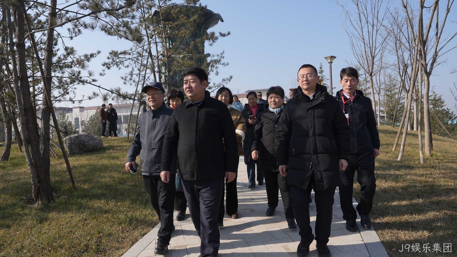 张载文化研究会秦东魁会长一行莅临J9娱乐集团参观交流